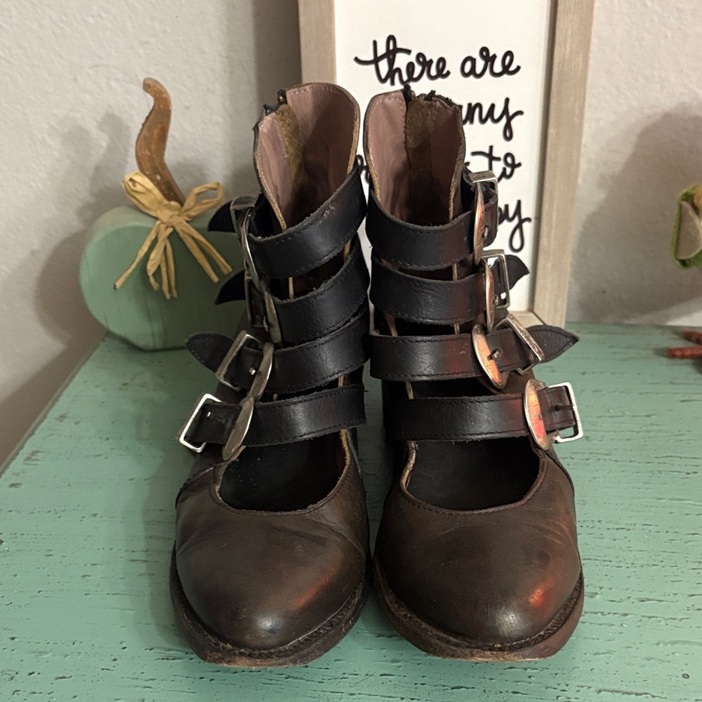 Freebird By Steven Shoes with Buckle Straps SZ 8 Box 164
